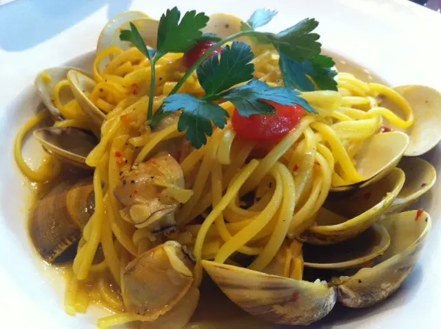 大蜆意粉, 面煮得未夠時間, sauce 亦跟menu 不符