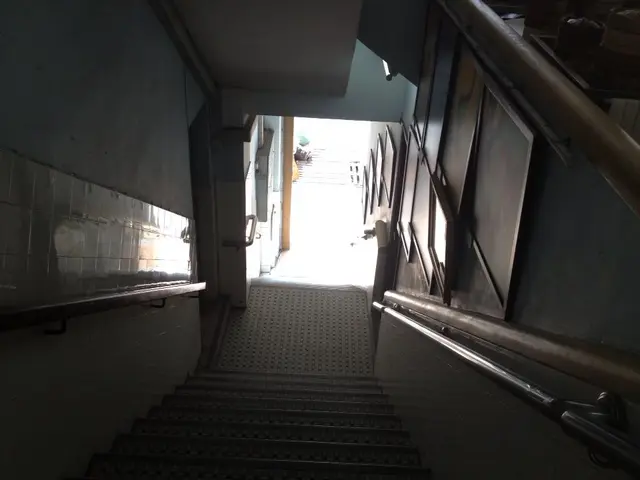 上隱敞樓梯方可到達位於二樓的龍華茶樓