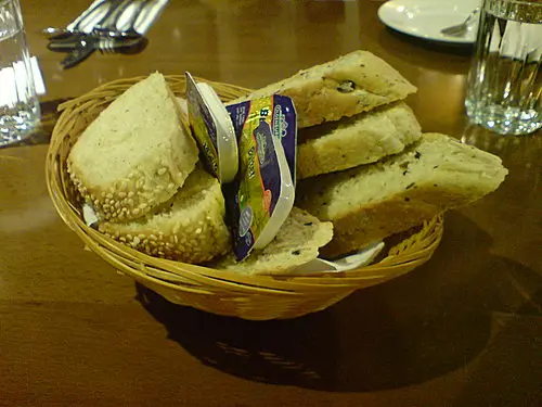 眾所周知，黑麥以自家製天然酵母麵包為主打，又點可以唔試真D呢!!!!暖笠笠既餐前麵包配上牛油同黑醋，口感鬆軟，今次試左芝麻黑椒同橄欖包，唔錯唔錯! 見其他食評發現有好多餐前包選擇，下次一定回頭再試!!!