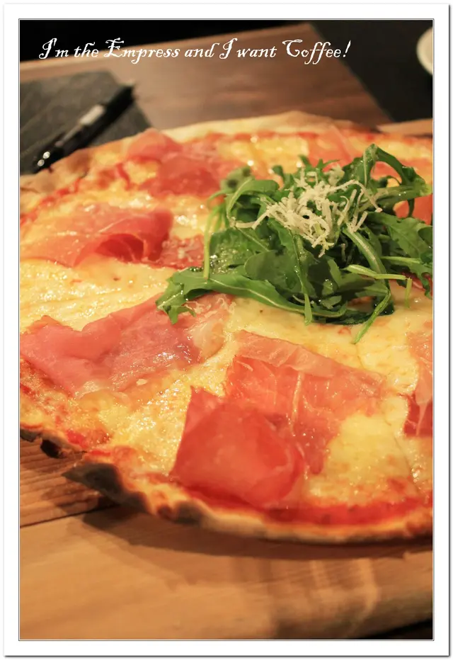 聊得興起,竟請我食Pizza,當然是一塊而已~