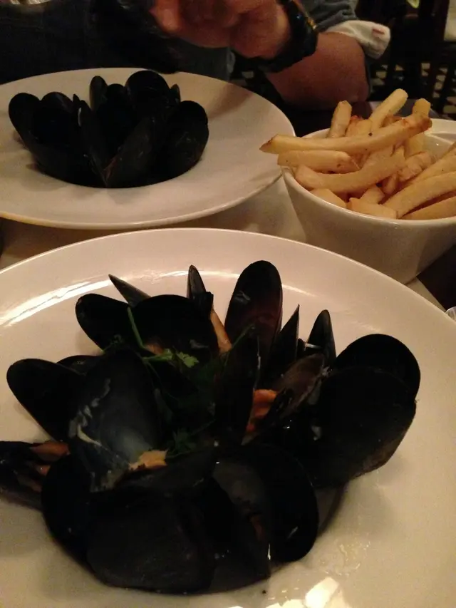 超好味的白酒煮青口,配以新鮮的粗切薯條