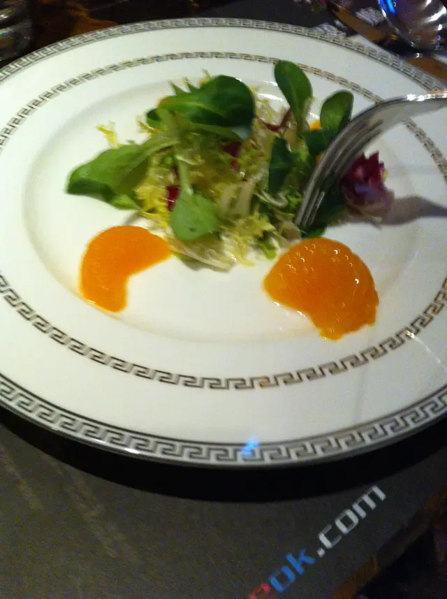 甜柑沙律，柑又真係一D都唔酸喎，又甜又多汁。