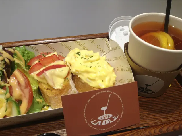 蕃茄、沙律蒜蓉包配熱檸茶