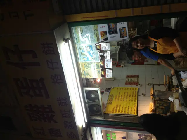 店面其實很細, 內裡就只有老闆和老闆娘座陣