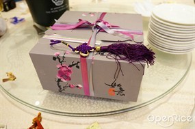 如此精美的包裝盒不禁令人有急不及待拆開的衝動，但又怕破壞掉整件「藝術品」的平衡性和完美性 - Yu-E Cake + Cafe in Tin Hau 