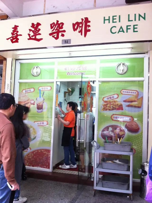 就是這個快手又醒目的侍者了=]