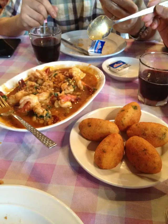 (左)葡式烩鮮虾... d汁料沾包吃~㊣ ｜(右)馬介休焗薯球... 鬆化软滑香口~㊣