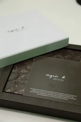 內有說明書,表示每種朱古力的味道