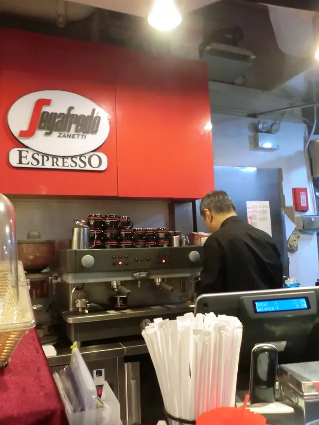 落單付款之後，隨即男店員立刻為我沖調咖啡！