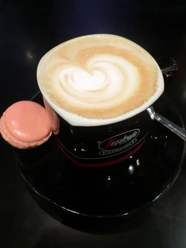 Latte + macaron