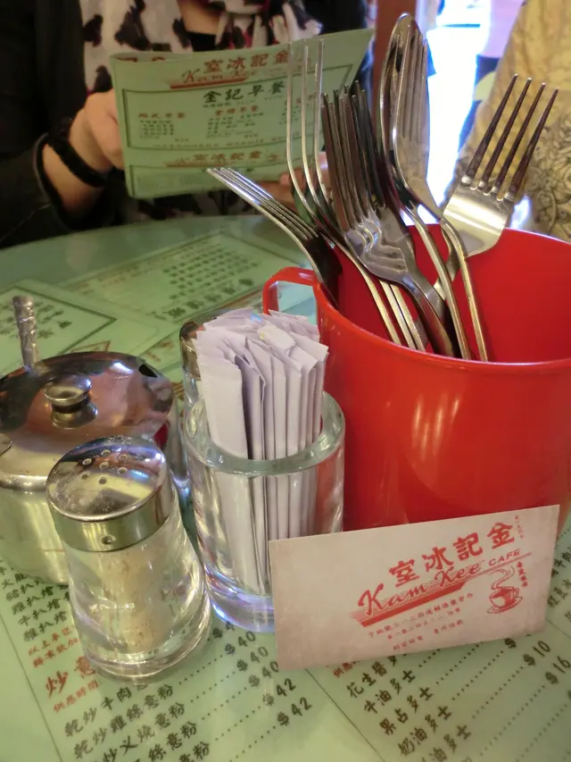 桌上的紅色嗽口盅盛載餐具感覺懷舊！