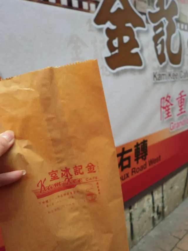 盛載食物用上懷舊紙袋！