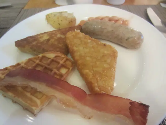 窩夫,法式多士,豬肉腸,煙肉,薯仔,薯餅同茄汁焗豆