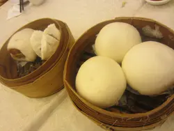 左:鸡饱仔+烧腩卷,右:o黎错o既流沙包