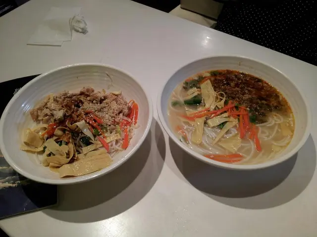 有湯嗰碗係酸辣湯米線,又唔酸又唔辣,另外嗰碗係雞絲涼米線一D味都無只係得雞絲有味