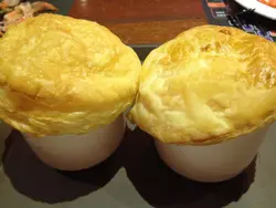 酥皮魚翅湯 很好吃但要排超久才拿到...