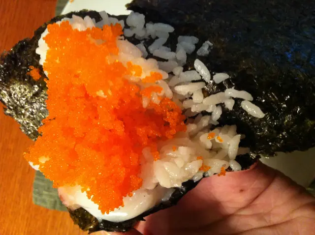 可以叫壽司師父整手卷比你,然後自己加上很多很多蟹子^^這樣的手卷,太滿足了吧:p