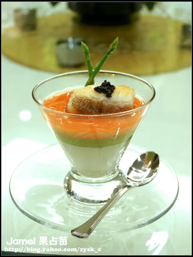 雪嶺紅梅映松露