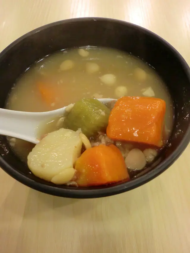 青紅蘿蔔煲粟米馬蹄湯