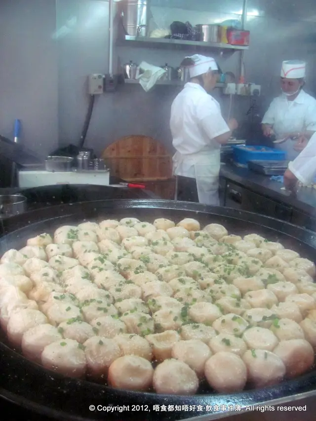 一大窩煎好的生煎包，真美！