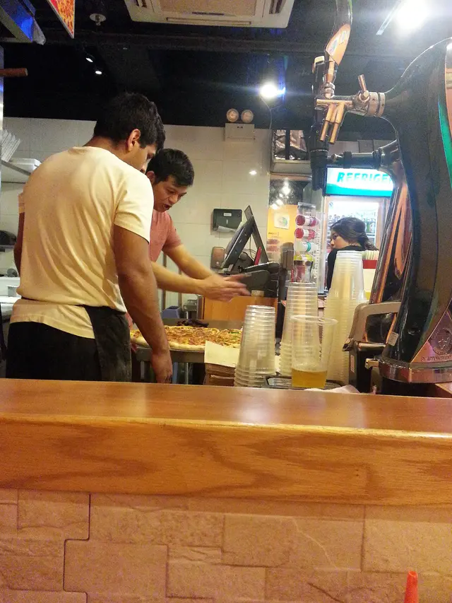 更可以看到店員即製pizza