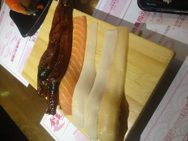 只推介8吋鰻魚長壽司, 魚的質地只有三文魚容易配合店家建議的食法(花之戀食法)