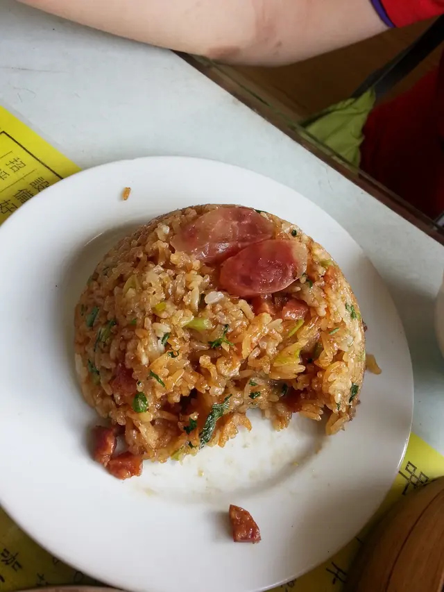 糯米飯的飯粒分明,臘腸粒及蔥作伴,飯香更是口感煙韌