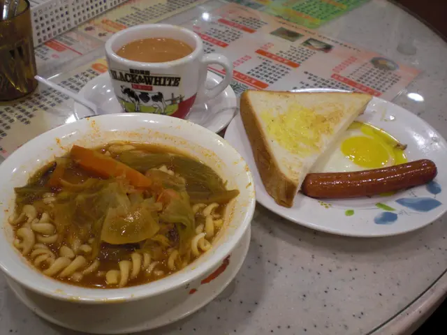 牛尾湯螺絲粉配腸仔煎蛋