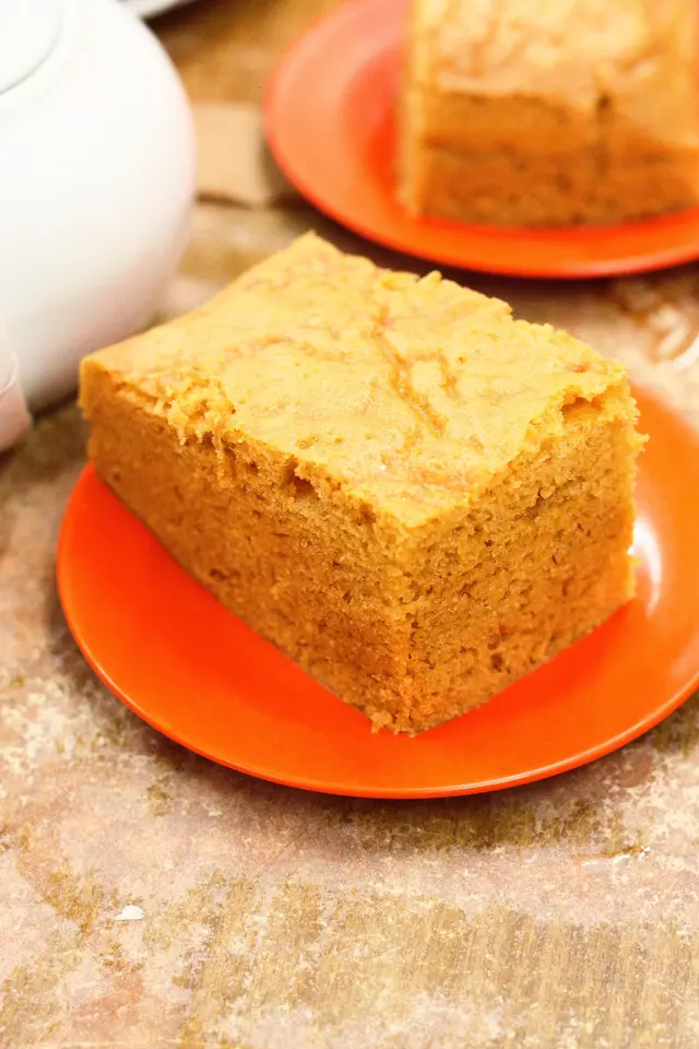 淺楬色的蛋糕氣孔大又鬆軟,吃罷不覺膩甜