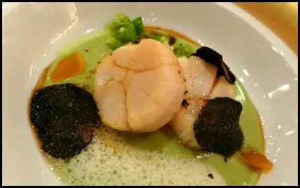 香煎帶子松露薄片配青豆蓉