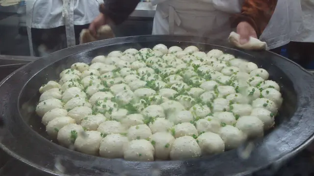 再焗一陣就完成，這盤生煎包多麼美麗﹗