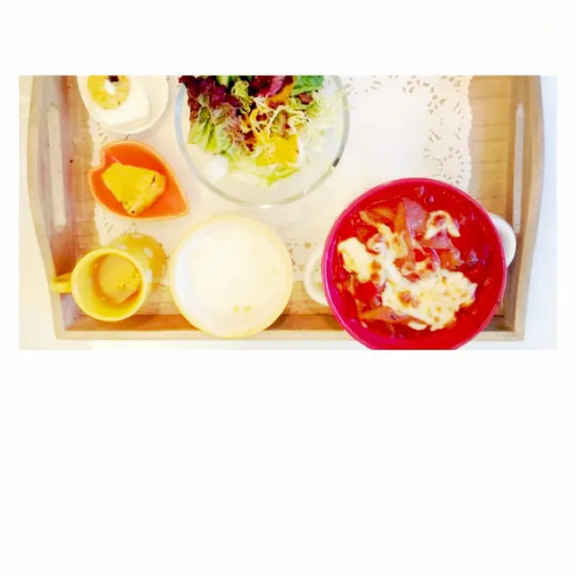 一個小盤盛著主餐 令人食指大動