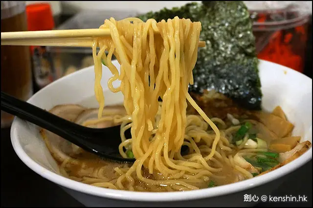 拉麵微曲而嚼勁不錯