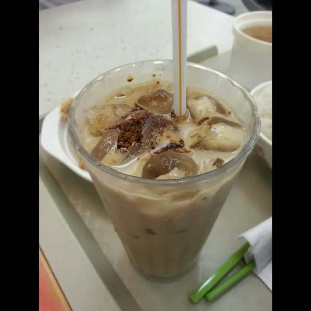 馳名的凍咖啡,果然沒有一般港式茶餐廳咖啡的酸味,味道絕不下於其他定價三十多元的咖啡。