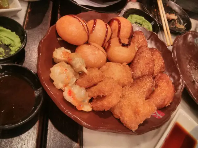 一口餃子, 正!  芝士年糕...一般  ,魚餅  可接受, 雞e  正~