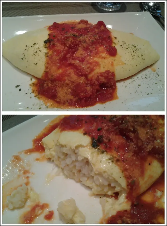 芝士洋蔥雞肉蛋包飯伴鮮茄汁 $92