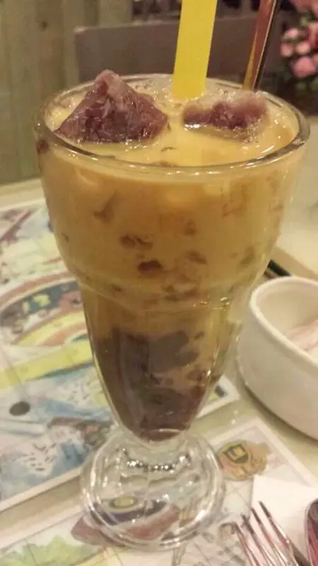 紅豆冰粒粒奶茶係必叫之選，除左紅豆冰本身既紅豆之外，佢地用既冰竟然都係紅豆做，飲落又似食紅豆沙，又似飲紅豆冰加奶茶，不過建議當甜品食，因為真係好甜啊