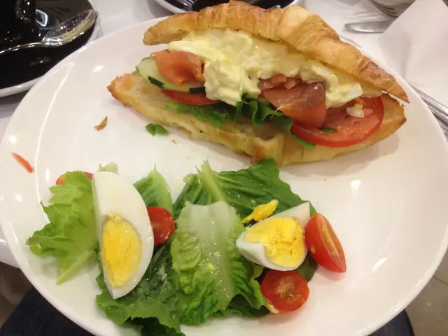 三文魚碎蛋牛角包