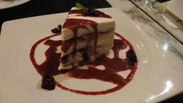 有不少野莓在忌廉層, 但千層效果不算太明顯, 拿掉一些忌廉再多加幾層crepe會更好