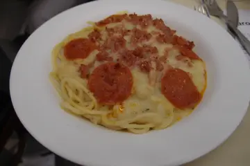 辣肉腸、煙肉、火腿意粉