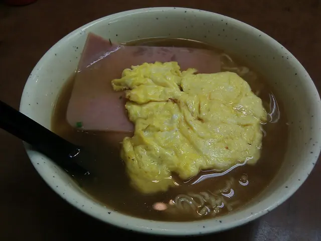 鰂魚涌成記-腿蛋公仔麵