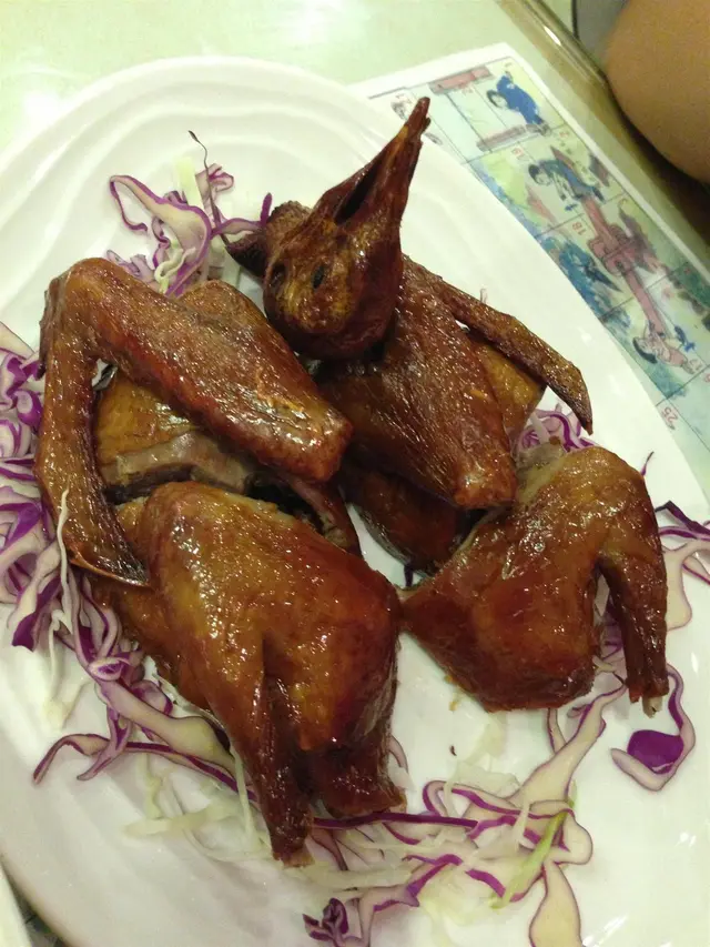 美味乳鴿多汁外皮又脆, 上碟時熱辣辣, 見到都流口水!!