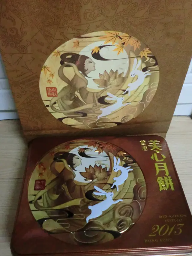 印有嫦娥的金色月餅盒