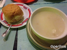 餐包+雞茸玉米忌廉湯 - 太子的金鳳大餐廳