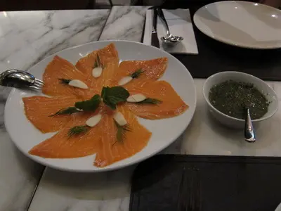 薄切三文魚配泰式辣汁