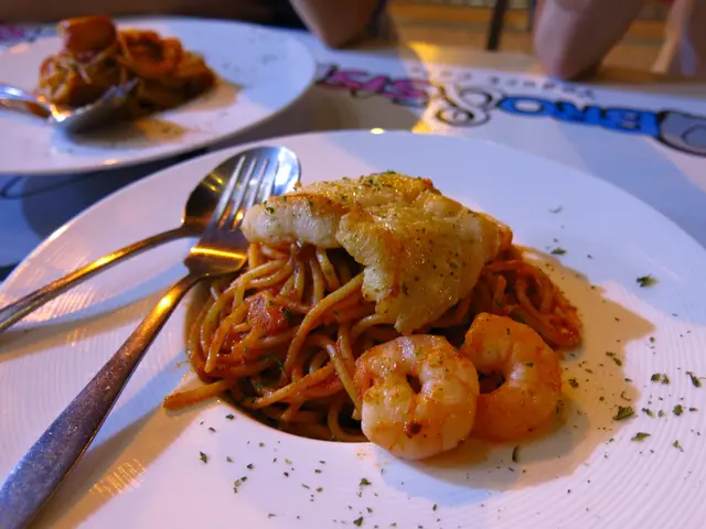 辣汁蕃茄醬意粉配魚同蝦