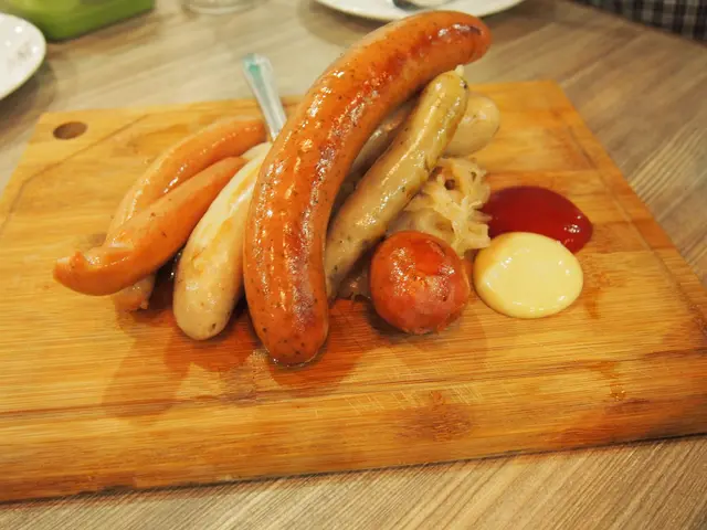 柏林肉腸併盤配酸菜