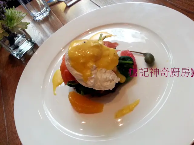 Salmon Rosti ($95) ~ 賣相成朵花而顏色好繽紛所以好靚. 但隻蛋無味、蛋面既 sauce 亦都完全無味; 蛋下面係煙三文魚同一啲烚咗既菜與細細片牛油果, 而最下面墊底既係油到不得了既薯餅. 整體除咗賣相有點睇頭外成碟食物無論味道、難度與份量完全唔值依個價錢