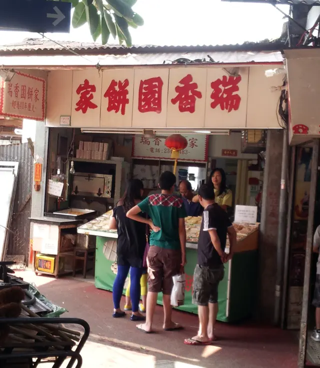 舖面光猛非常,食品排列整齊。