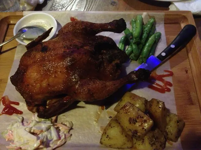 廚師指出烤雞細細隻的原因，是保持食物質量…當我拆件時，確實如他所說：皮脆肉鬆軟！